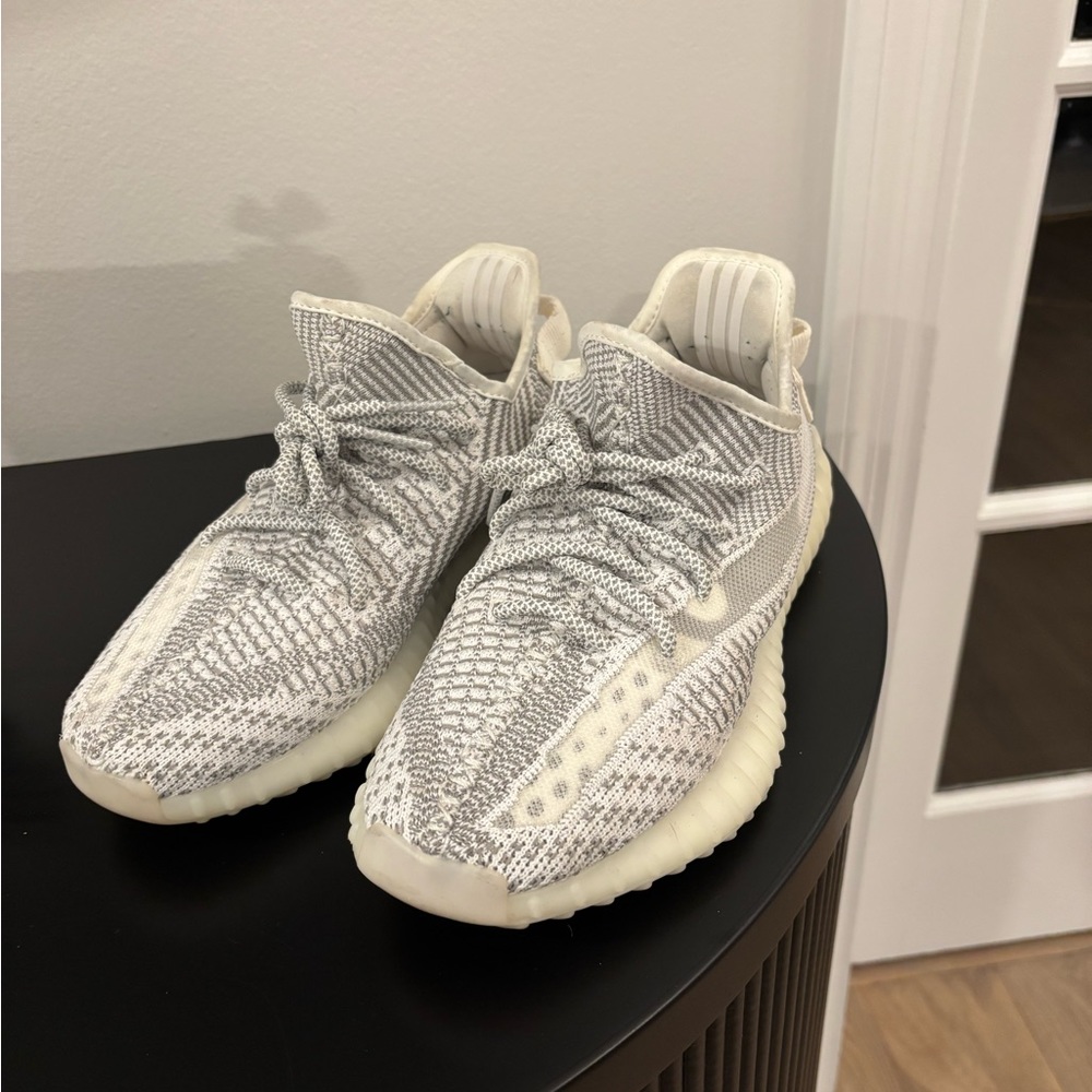 SOLD !!!!  Yeezy Boost 350 V2 static non reflective